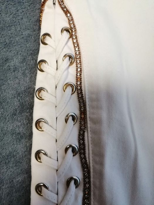 Białe eleganckie jeansy 38