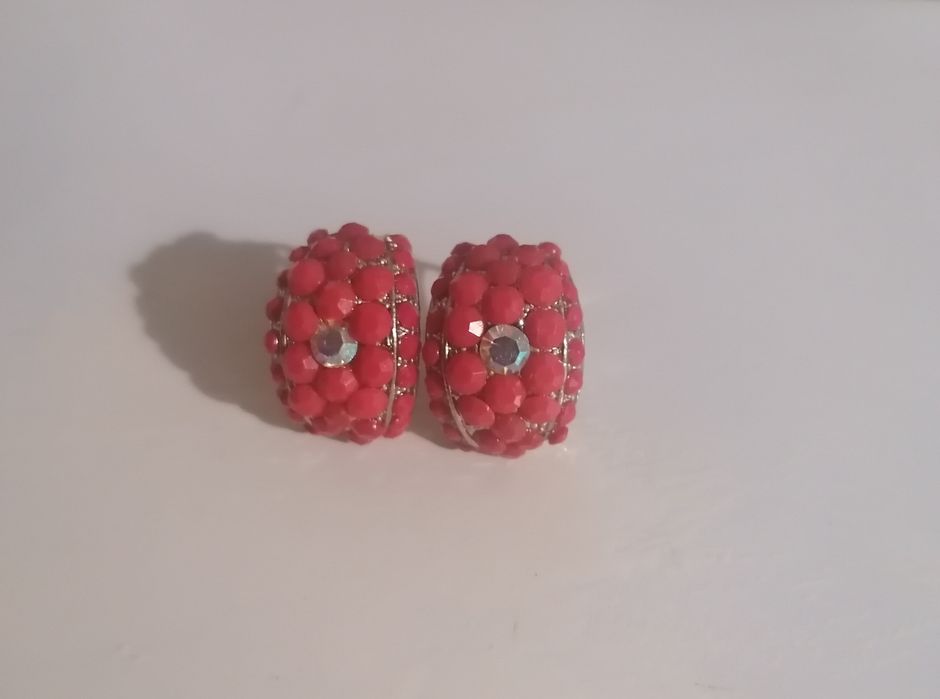 Brincos vermelhos com brilhante