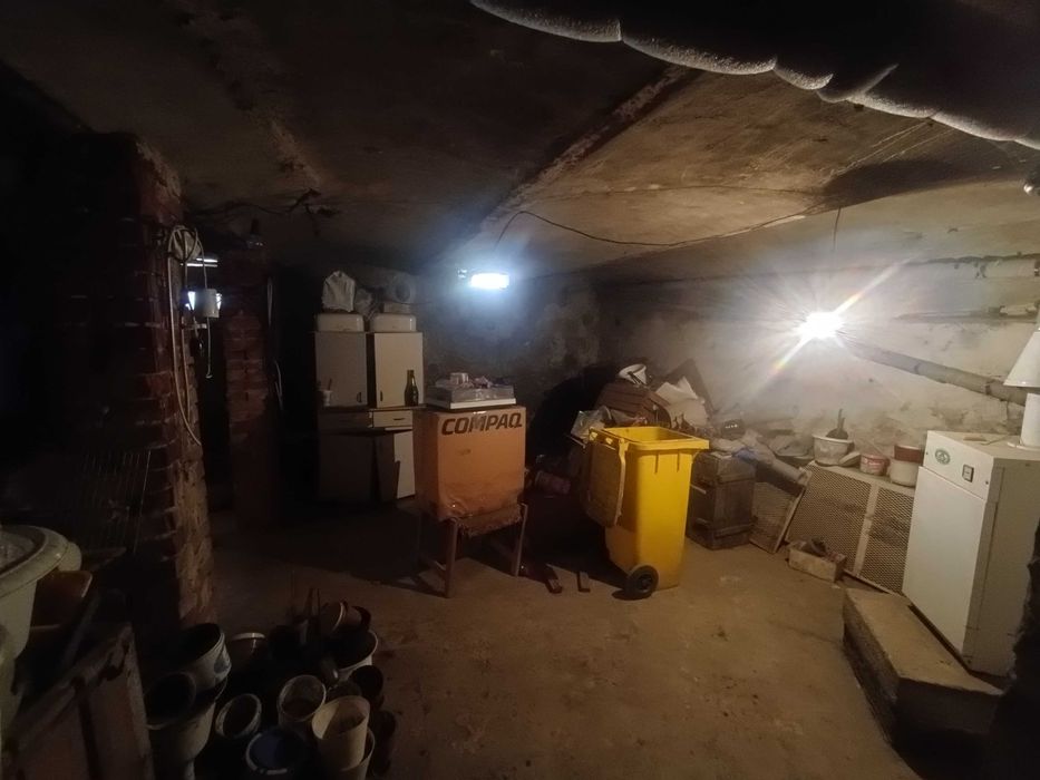 КВАРТИРА:94кв.м,ЦЕНТР,ІСТОРИЧНА ЗАБУДОВА,відмінний стан,підвал 45кв.м.