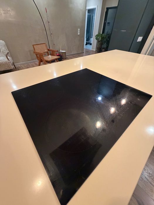 Cozinha completa  com ilha e com placa de indução