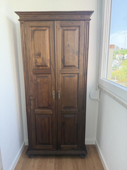 Móvel de madeira castanho