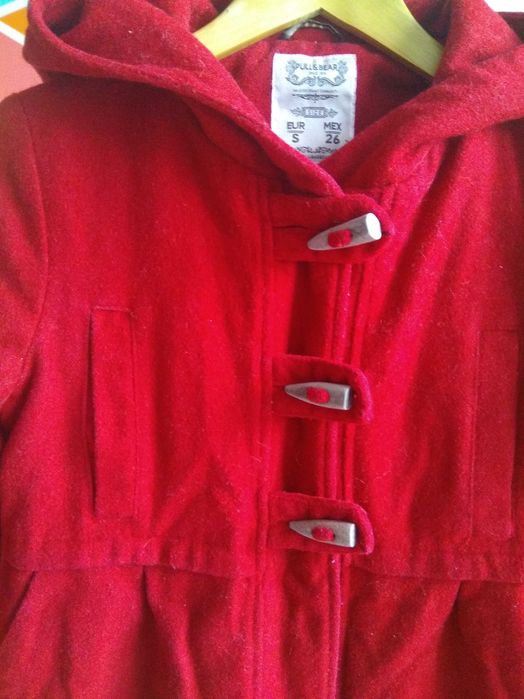 Czerwony krótki płaszczyk damski Pull & Bear 36 S