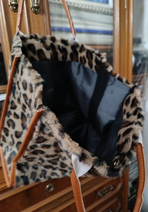 Mala tigre, com alças, tecido aveludado