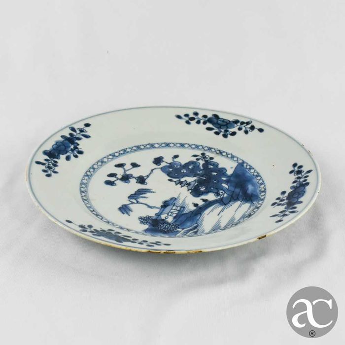 Prato porcelana China período Qianlong, séc. XVIII, pagode e paisagem