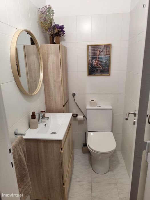 Quarto - localizado em Almada Lisbon