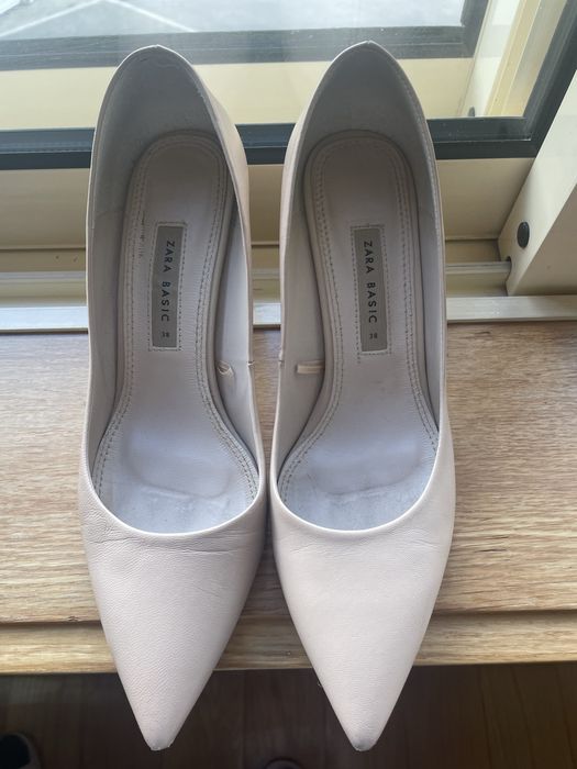 Sapatos de salto alto pele