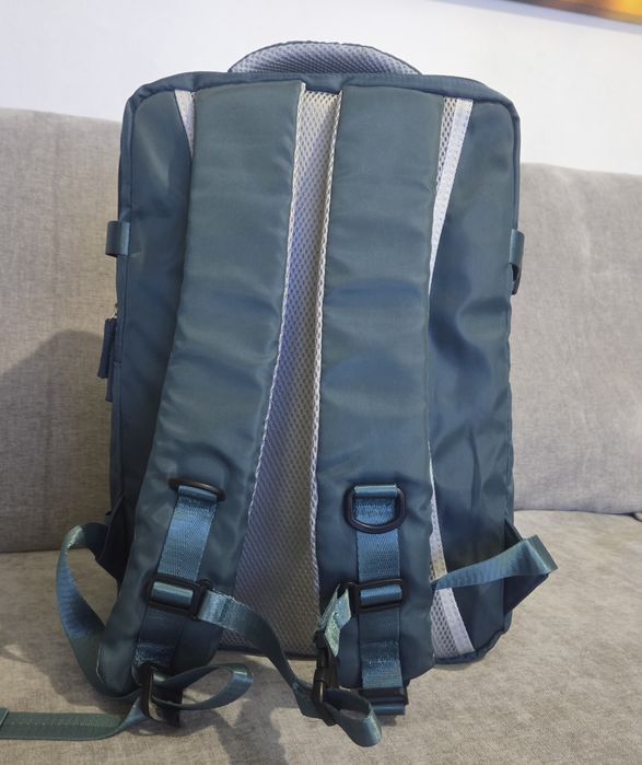 Mochila de viagem turquesa
Vários compartimentos 
Bolso inferior para