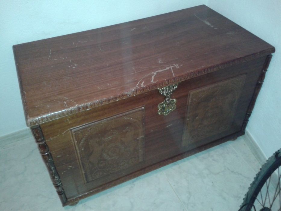 Arca de madeira.