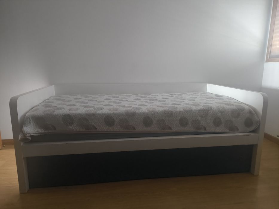 Cama dupla com gaveta (com dois  estrados) em madeira