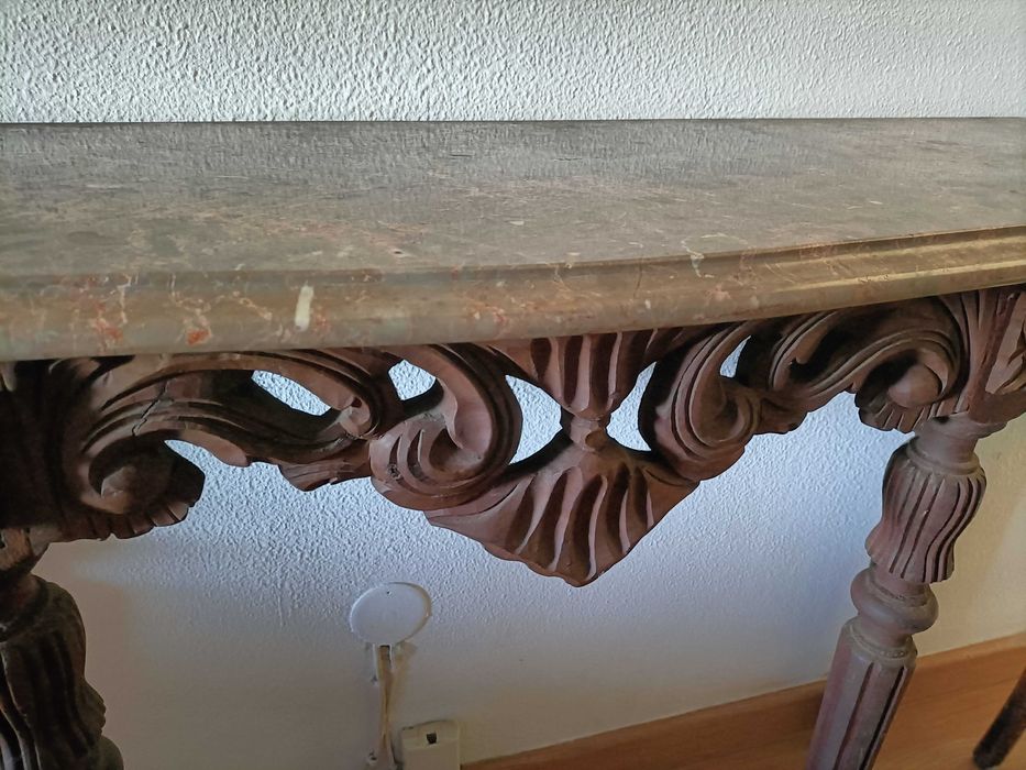 Mesa de Sala/Hall em Madeira Esculpida com Tampo em Mármore