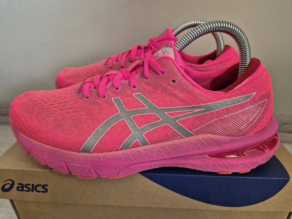 Buty damskie do biegania Asics GT-2000  rozmiar 40,5.