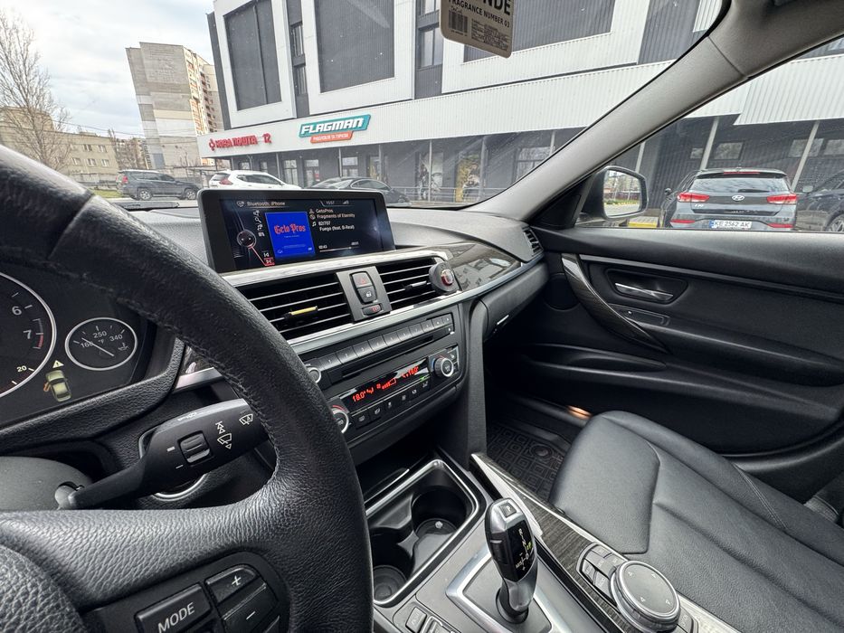 BMW F30 320i.