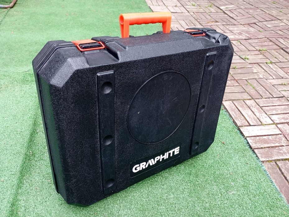 Duża walizka zamykana na elektronarzędzia GRAPHITE od młotowiertarki.
