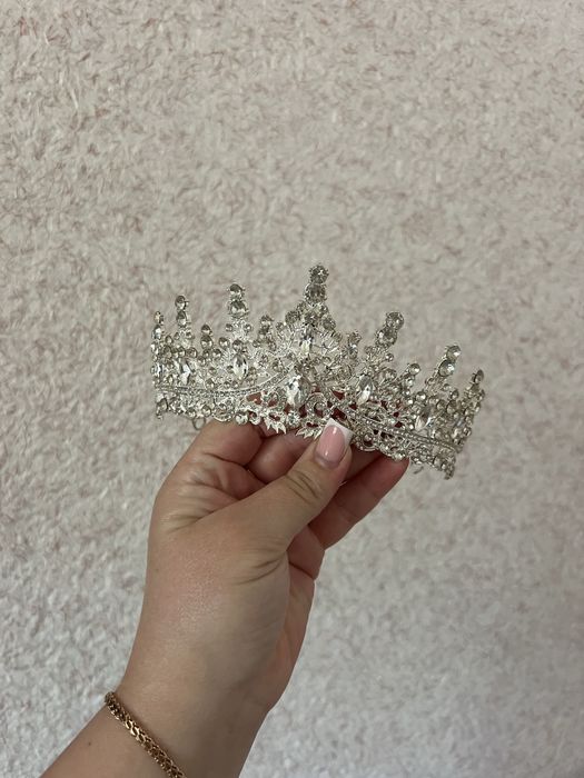 Продається королівська корона для весілля
