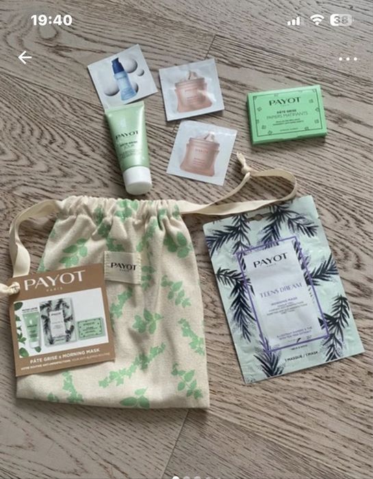 Payot super kosmetyczka z produktami  .Znana luksusowa marka gabinetowa.Wewnątrz bibułki matujące ,maseczka ,krem delikatny do twarzy .