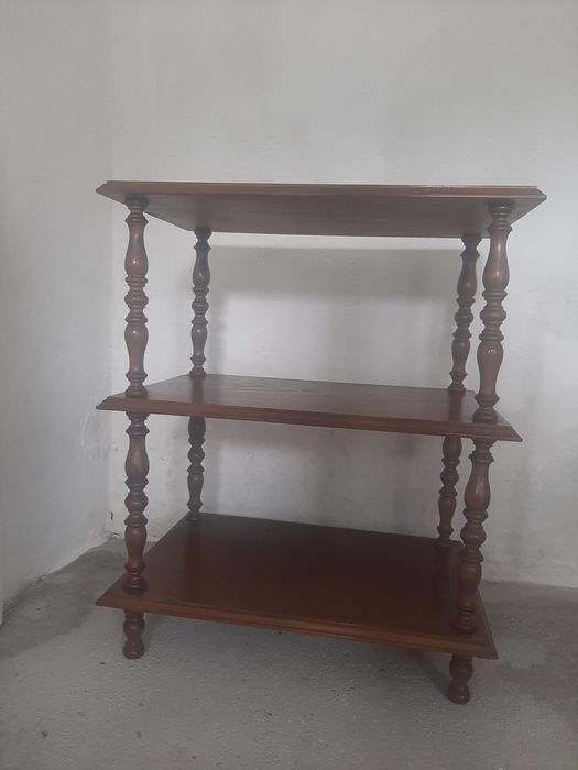 Móvel em madeira com. 2 prateleiras.