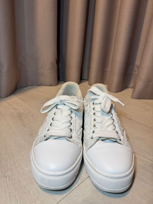 Białe sneakersy numeriś