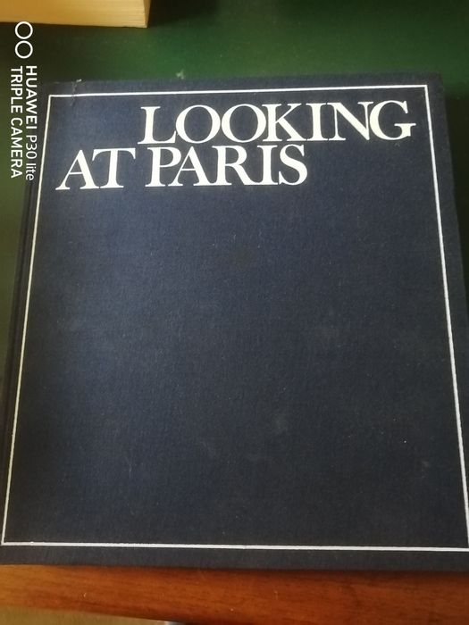 Book Looking at Paris