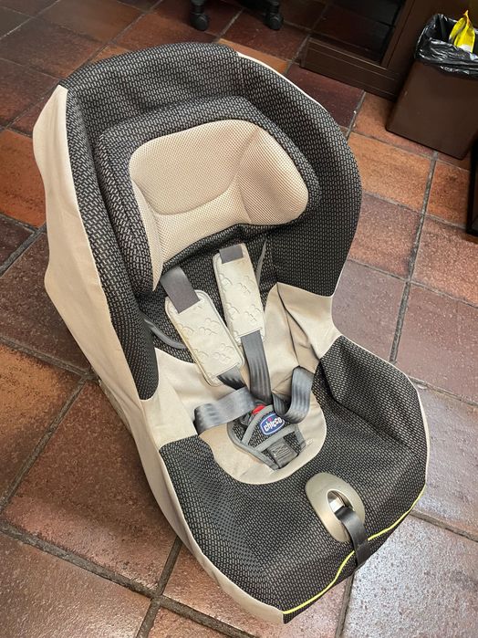 Cadeira de bebé marca Chico com sistema isofix incluída
