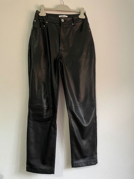 Calças pretas em pele