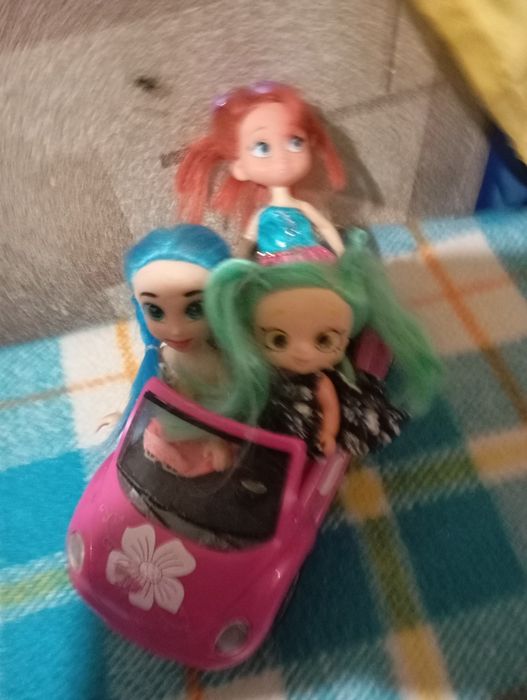 Машинка и три маленьких куколки