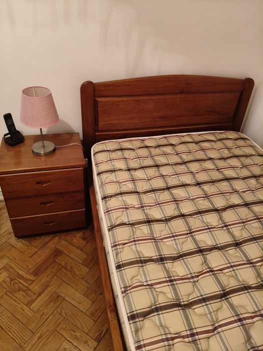 Cama individual + mesa de cabeceira