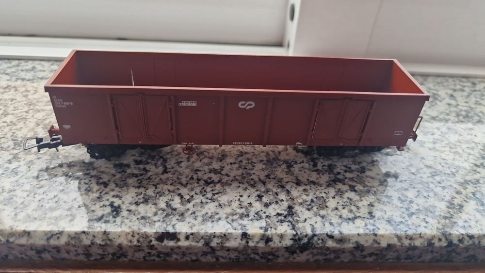 Linhas cruzamentos desvios comboios diversos.