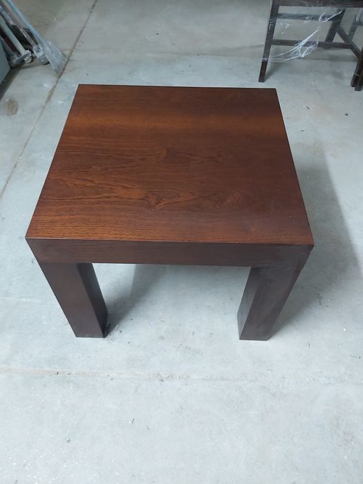 Mesa quadrada de madeira