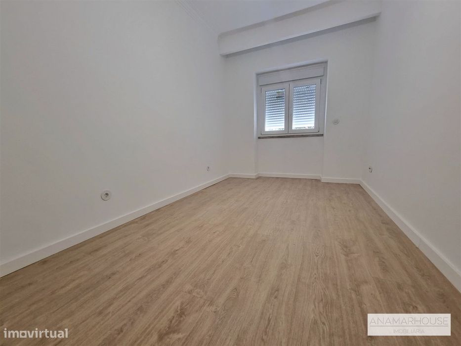 T2 totalmente remodelado com duas varandas num 1 andar, no centro da V