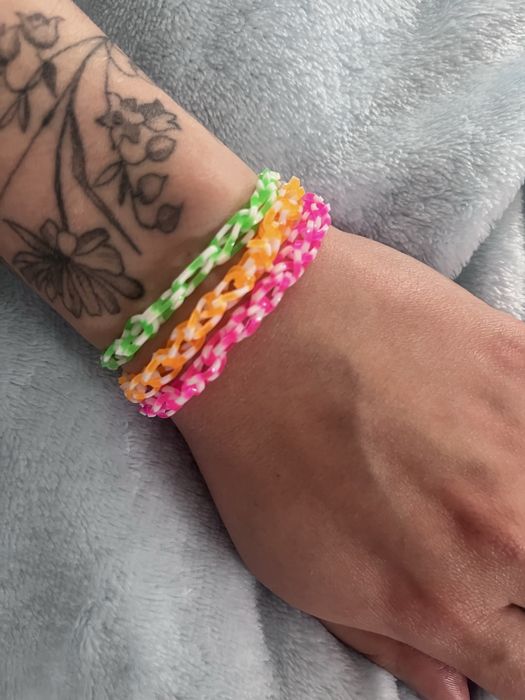 Bransoletki z gumek ręcznie robione  kolorowe .