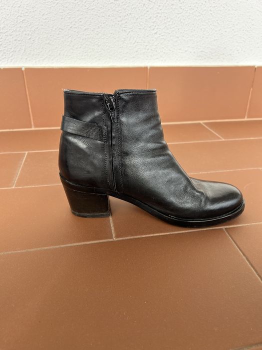Botas pretas de pele com sola de borracha tam. 38