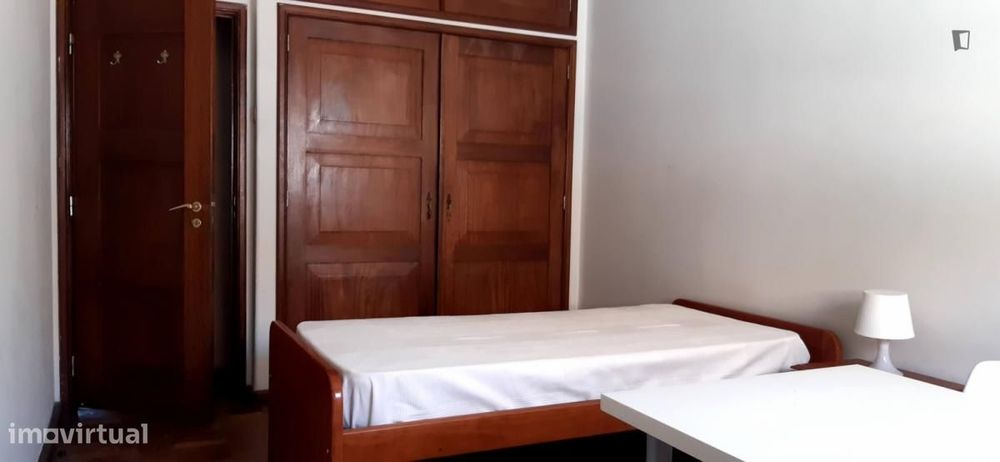 Quarto - localizado em Campolide Lisbon