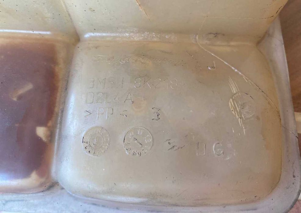 Расширительный бачок системы охлаждения автомобиля Ford Kuga 2010