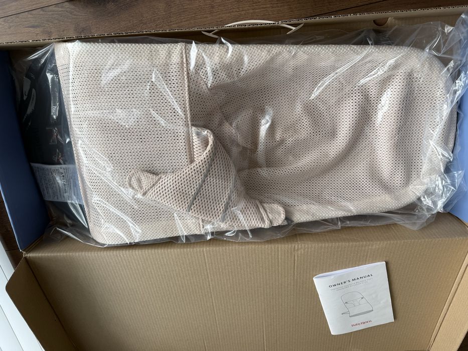 Nowy leżaczek babybjorn z zabawką - bliss mesh, pearly pink