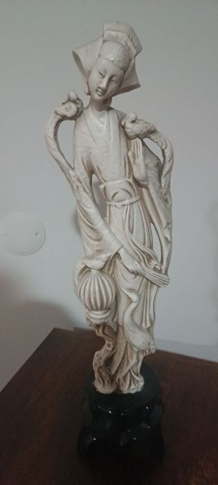 Estatueta de uma mulher japonesa