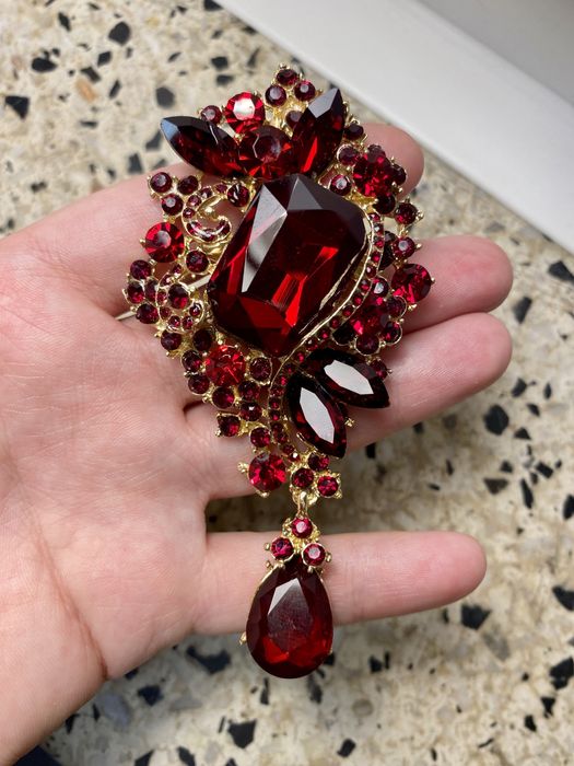 Broszka w stylu vintage czerwona