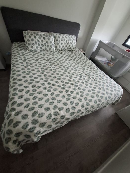 Cama de casal (com colchão higienizado).