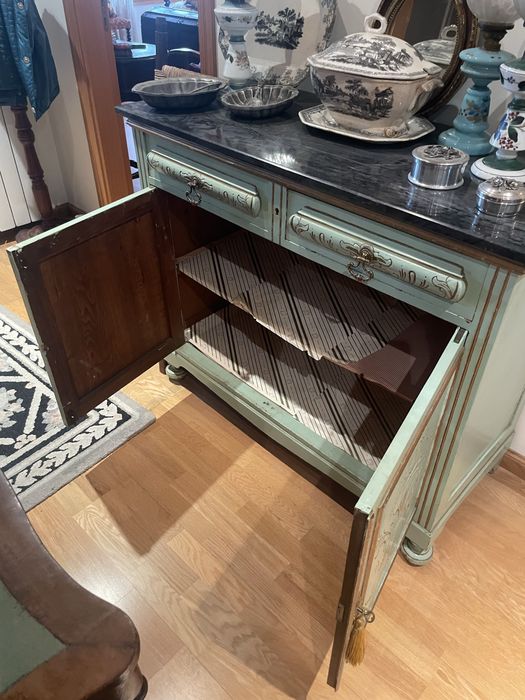 Móvel de Madeira com Tampo em Mármore