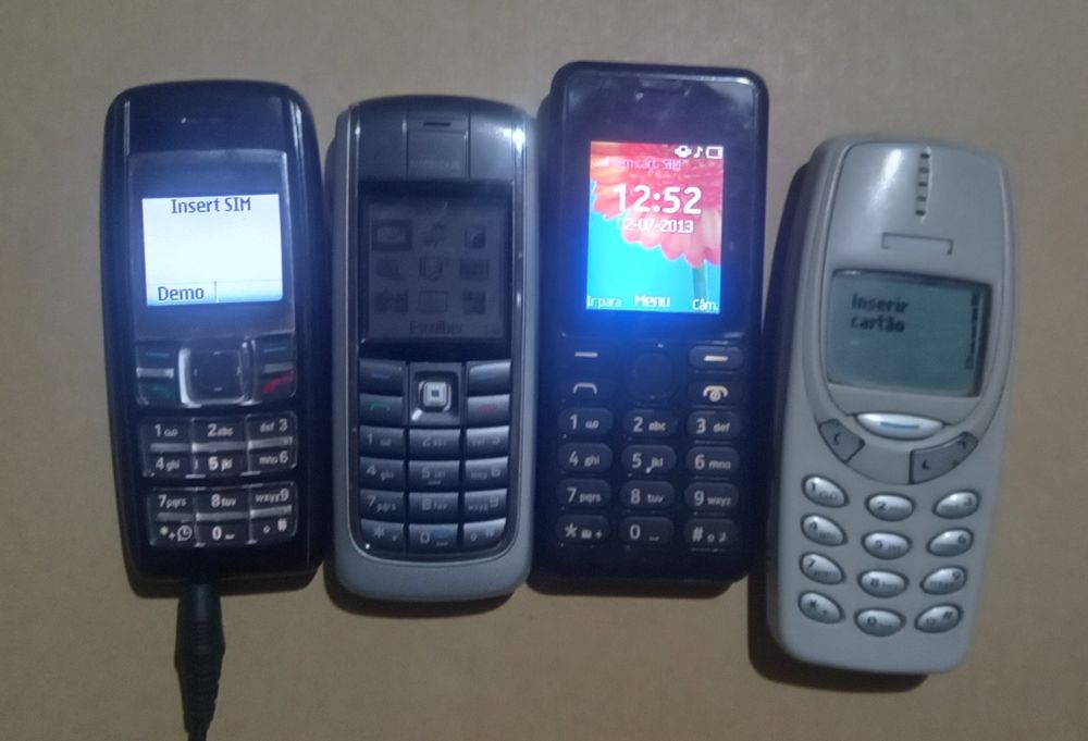 4 Telemóveis Nokia a funcionar.