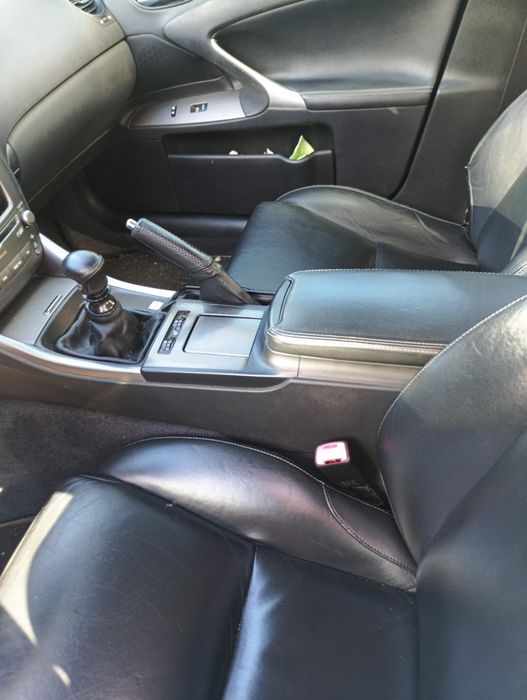 Vendo Lexus is 220 para peças ou reparação