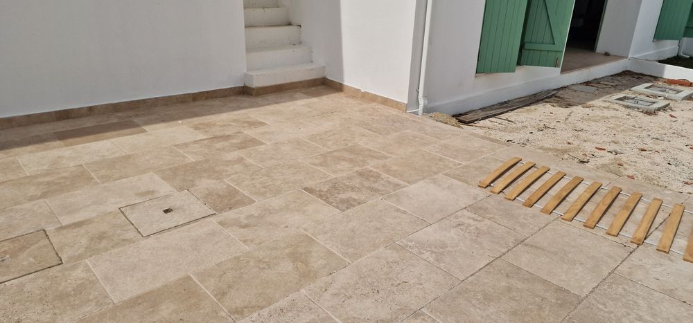 Deck em pedra natural Travertine