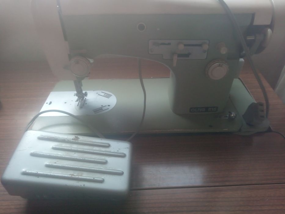 Máquina costura com móvel Oliva 515
