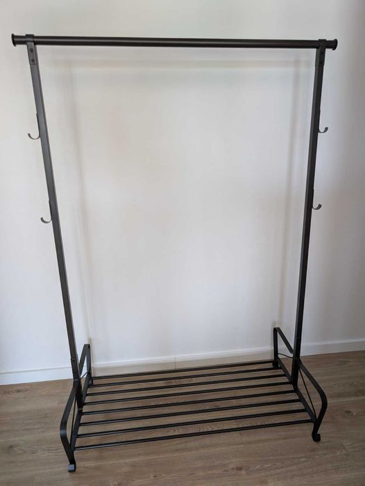 Suporte para cabides e sapatos em cinza escuro