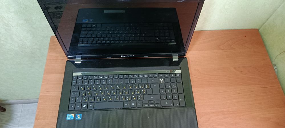 Продам ноутбук немає АКБ і не вмикається екран