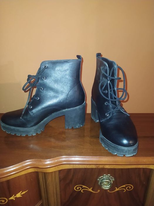 Duas botas e um salto vendo os três juntos ou separados.