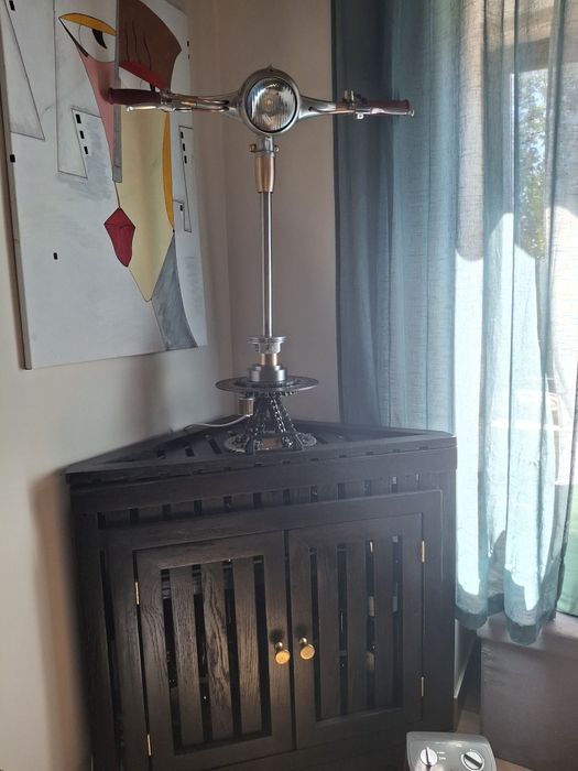 candeeiro único  e uma obra de arte