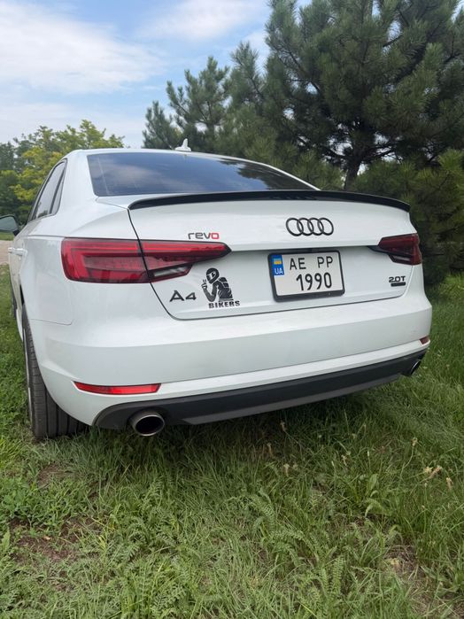 Автомобиль Audi A4B9