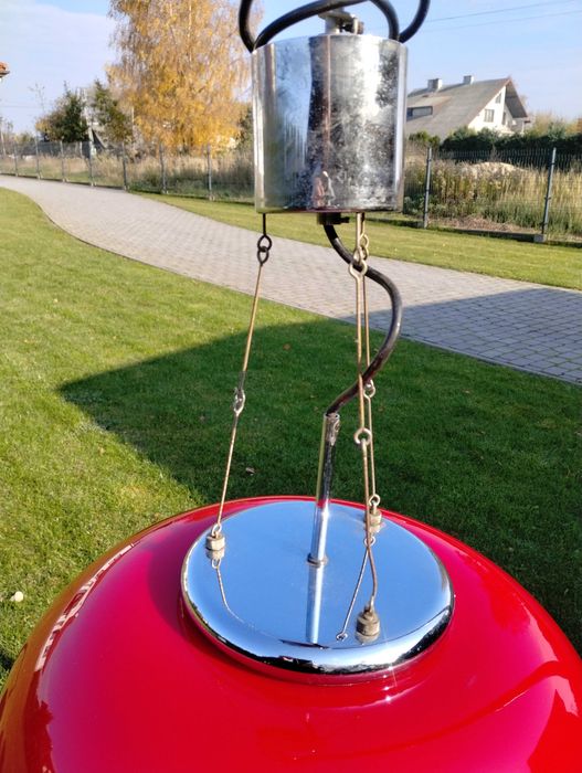Stara duża lampa sufitowa czerwona.