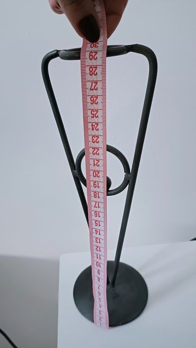 Ozdoba, świecznik. Wysoki na 28-29 cm. Metalowe. Ładne.