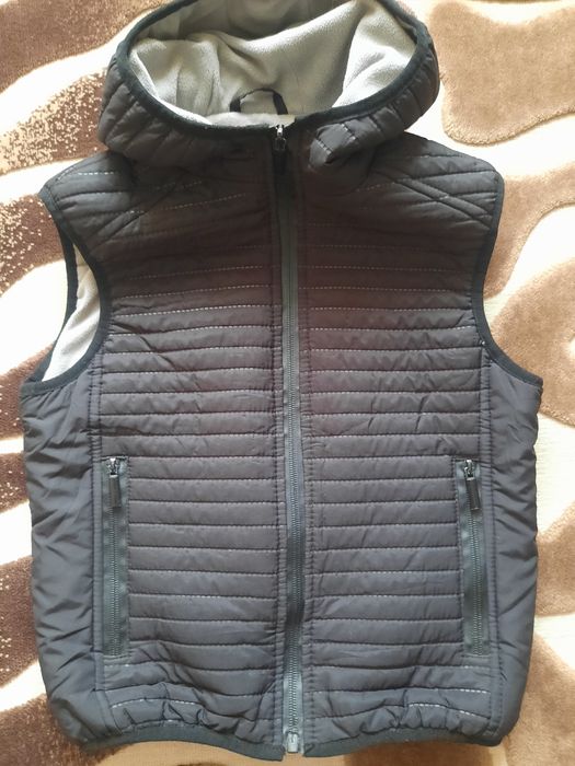 Жилетка  черного цвета на  8 лет,